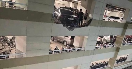 Ôtô tông thủng tường bãi đậu xe ở tầng 4 chung cư